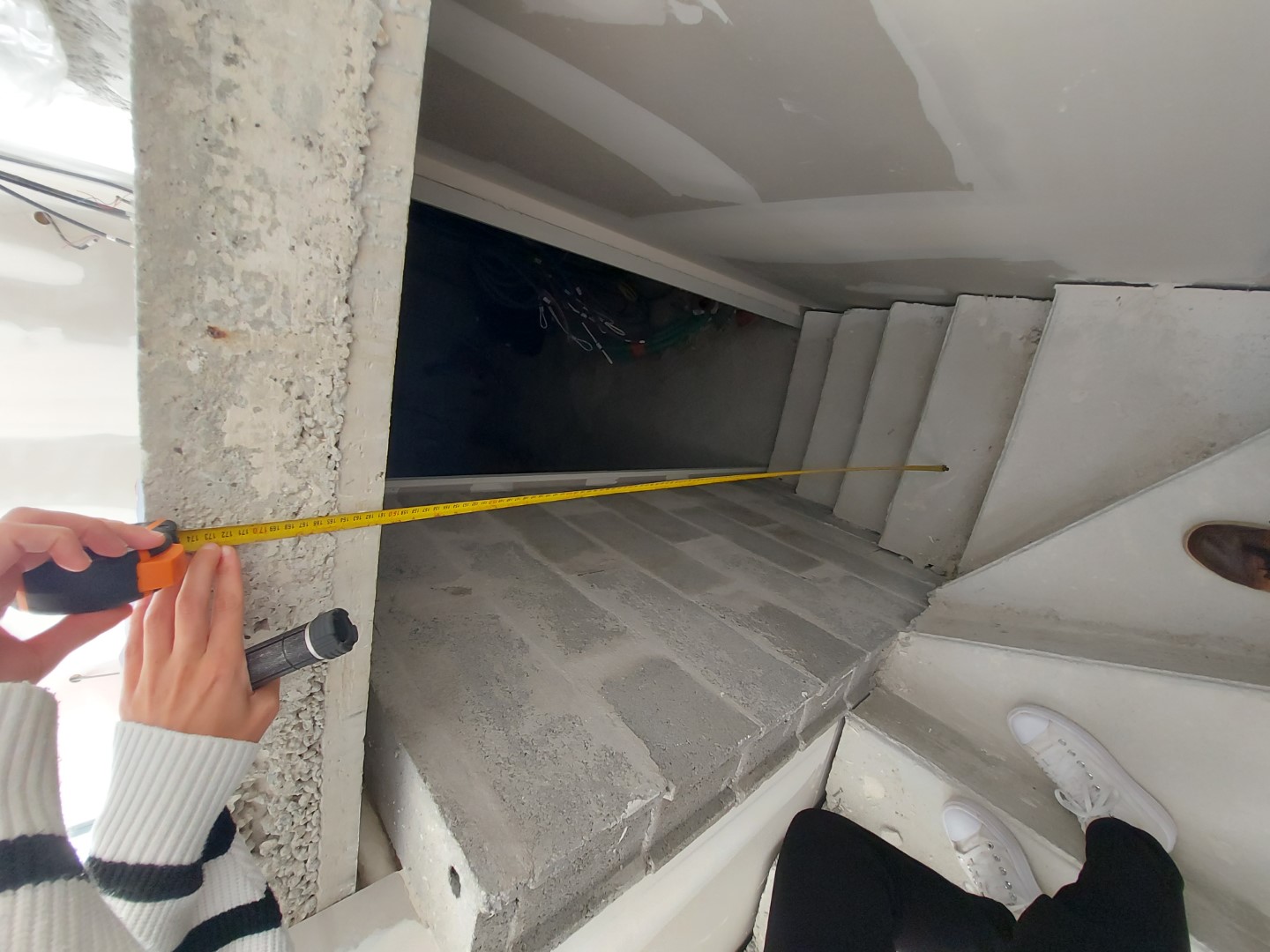 Escalier avec une échappée 1.62 m : la réglementation impose 1.90 m minimum